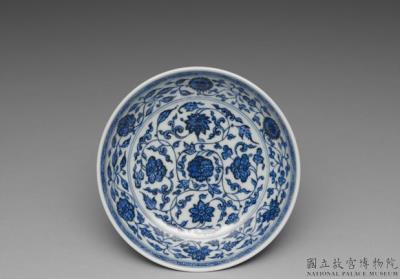 图片[3]-Dish with Indian lotus scrolls in underglaze blue, Qing dynasty, Qianlong reign (1736-1795)-China Archive